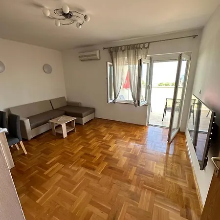 Aurora Kaštel Novi
